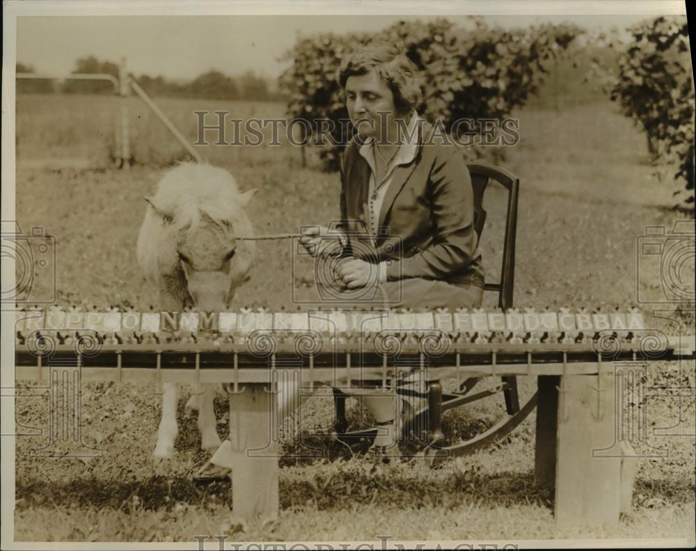 1928 Press Photo Mrs. C.D. Fonda learning to find M AND n - Historic Images