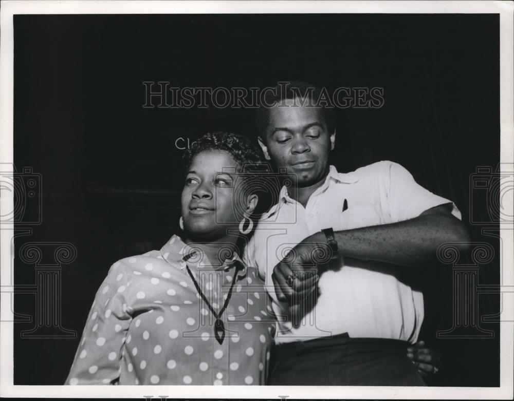 1968 Press Photo Betty &amp; Robert waits for a late bus due to 12 midnight curfew - Historic Images