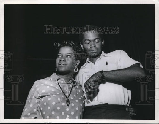 1968 Press Photo Betty & Robert waits for a late bus due to 12 midnight curfew - Historic Images