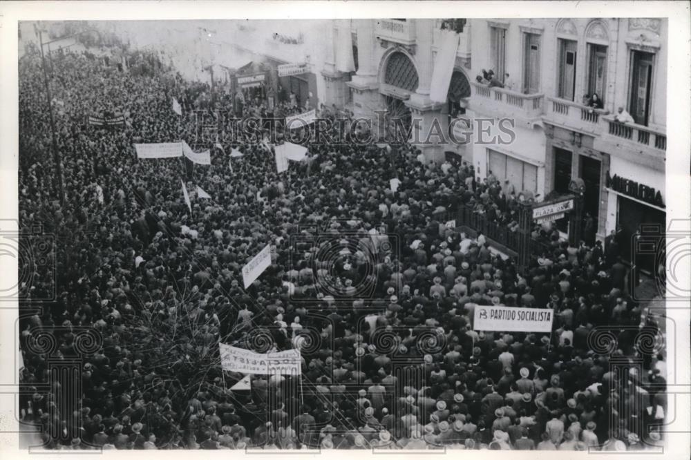 1945 Press Photo The Argentinian socialist Party during a demonstration - Historic Images