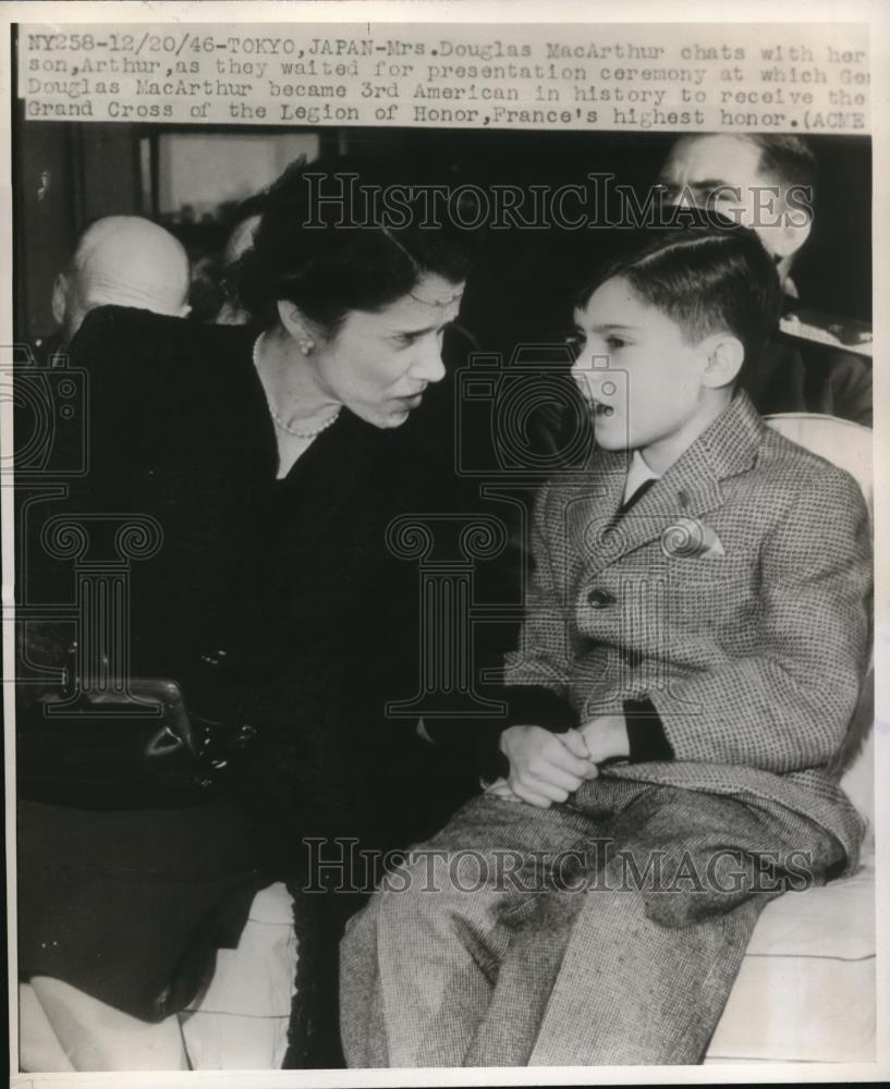 1946 Press Photo Mrs. Douglas MacArthur chats with Son Arthur in Tokyo Japan - Historic Images