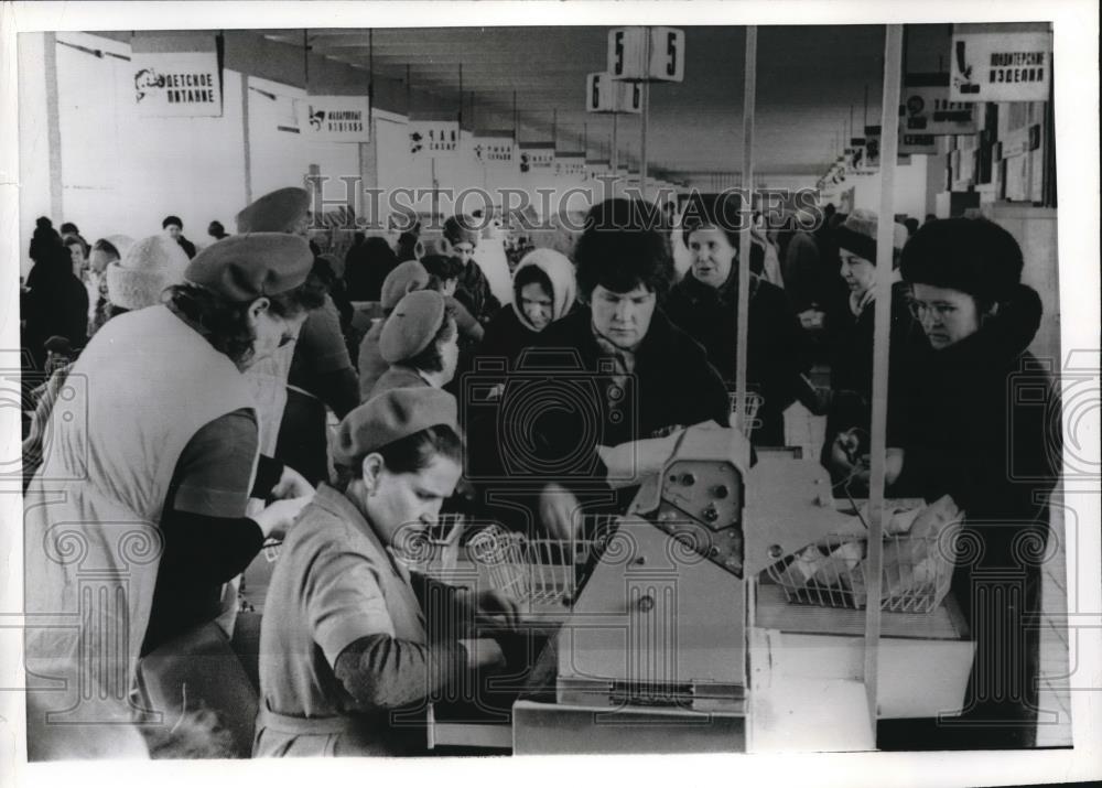 1968 Press Photo The Russian women line up with the purchases at Moscow - Historic Images