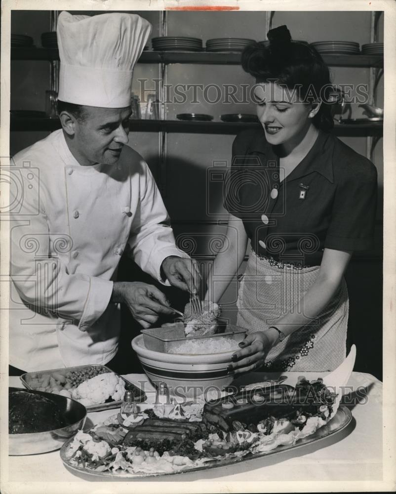 1943 Press Photo ex. Chef Shows the Bride how to prepare pulled pot roast - Historic Images