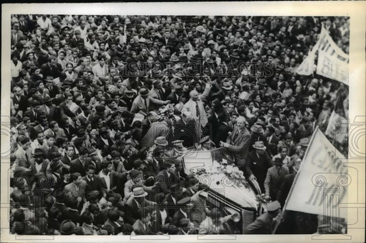 1942 Press Photo Crowd Surrounds President Manuel Prado Ugarteche's Car, Peru - Historic Images