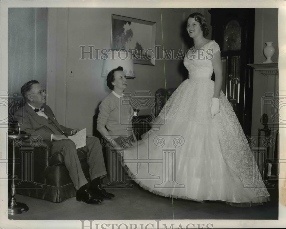 1954 Press Photo Horton Hampton, Mrs. J. Richard and Judy Loughry - Historic Images