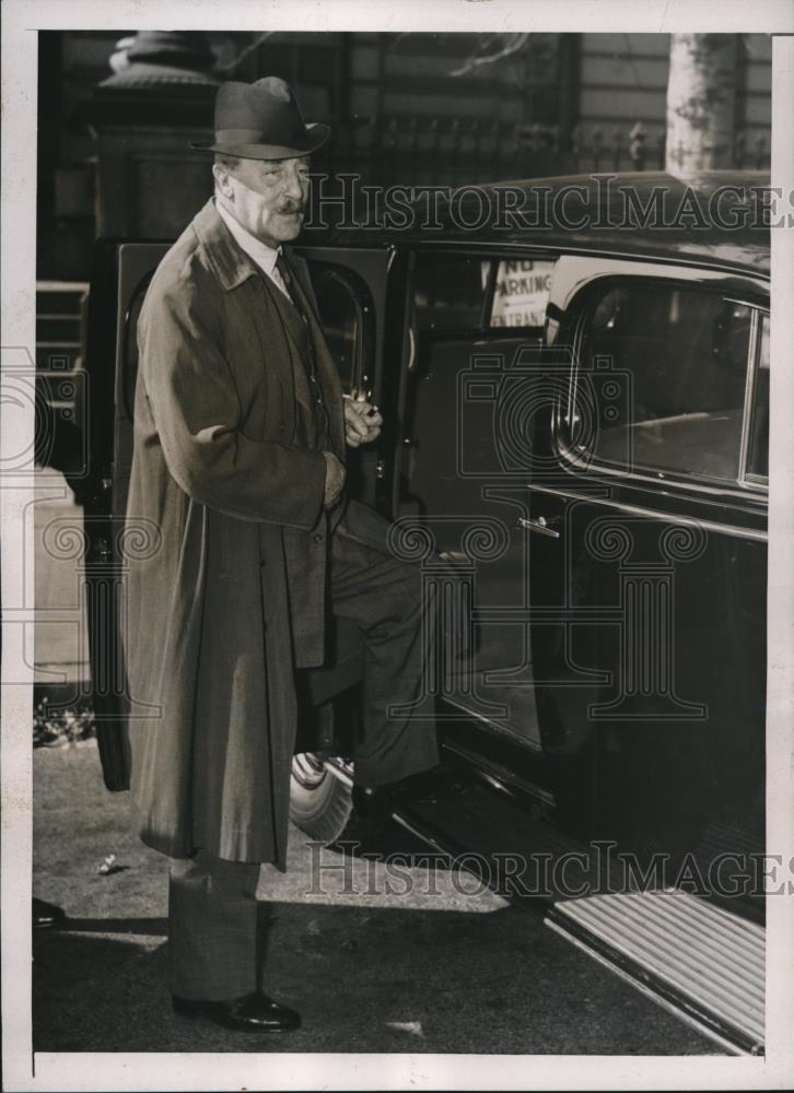 1937 Press Photo Sir Ronald Lindsay is about to ride the limousine - Historic Images