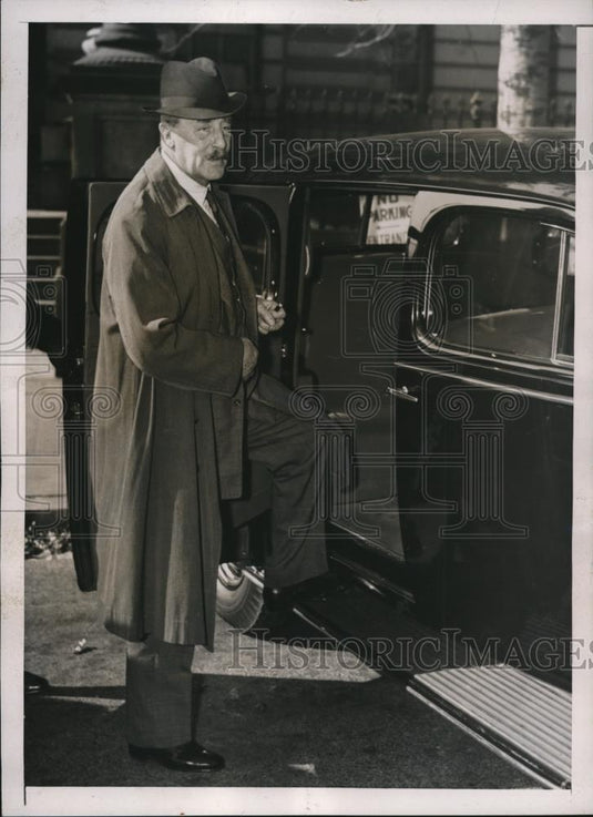 1937 Press Photo Sir Ronald Lindsay is about to ride the limousine - Historic Images