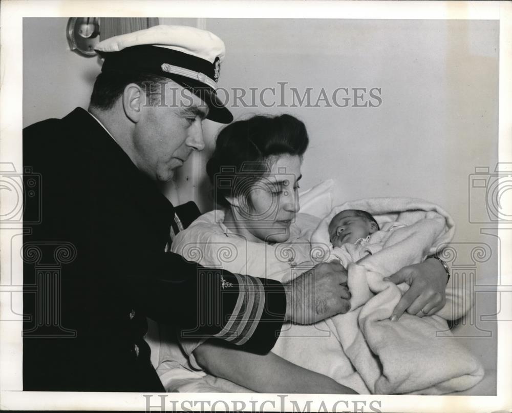 1942 Press Photo Mrs. Eve Rosenburg with her baby Esther Jennie born on the ship - Historic Images