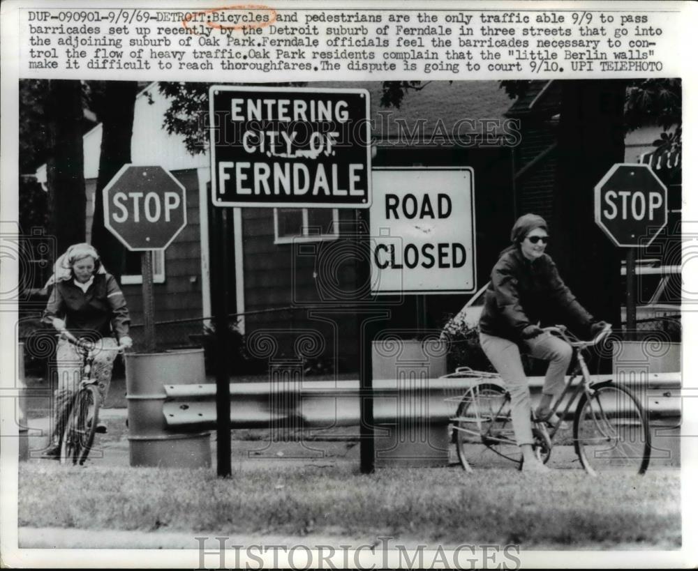 1972 Press Photo Bicycles and pedestrians able to pass through Barricades - Historic Images