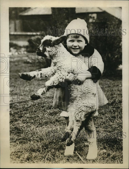 1927 Press Photo The little shepherdess wit her little lamb - Historic Images