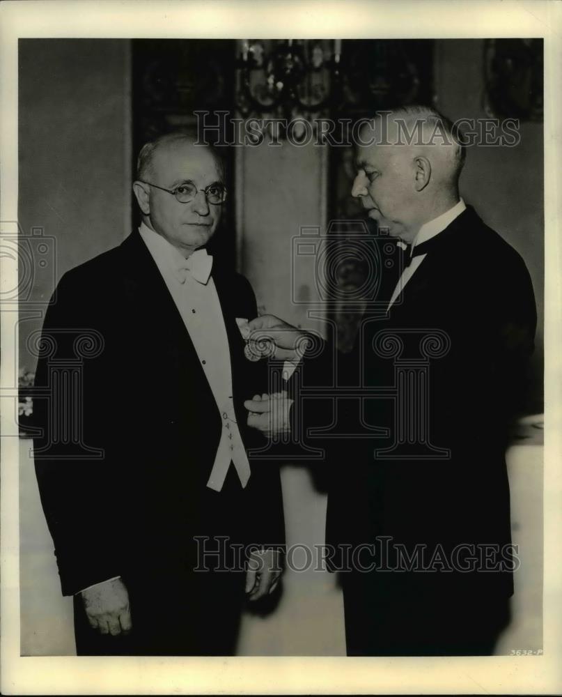 1936 Press Photo Dr. John Wheeler receives Leslie Dana Gold medal from Carris - Historic Images