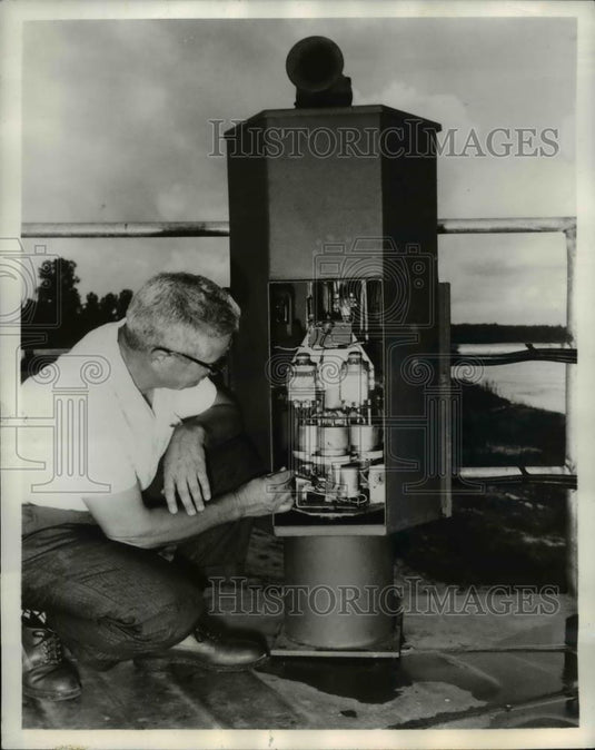 1959 Press Photo Electrical engineer, Louis Bell & the mammoth offshore platform - Historic Images