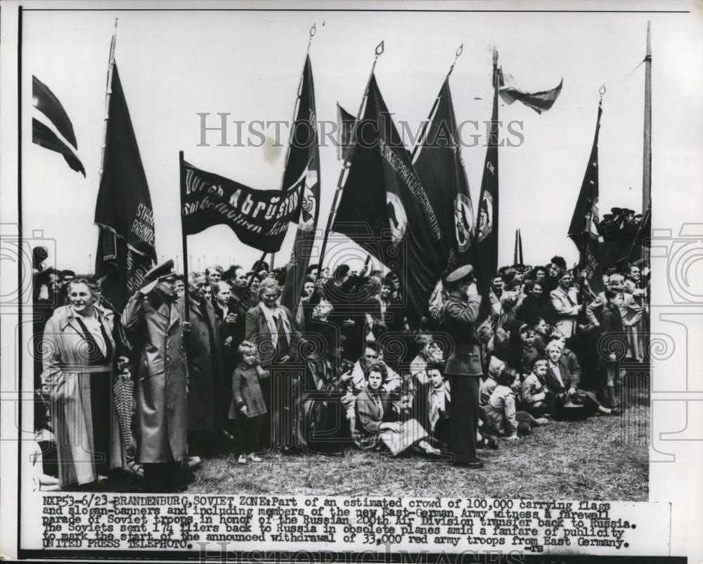 1956 Press Photo The crowd with flags during a farewell parade of Soviet troops - Historic Images