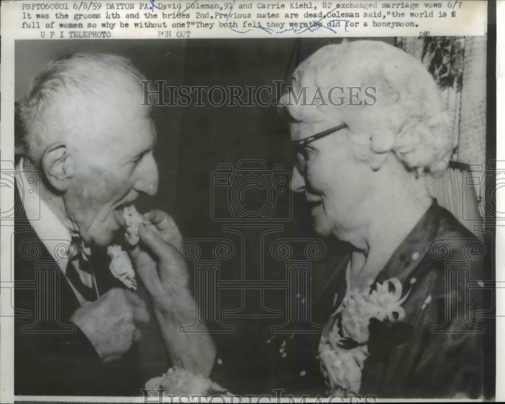 1959 Press Photo David Coleman and Carrie Kiehl exchange marriage Vows - Historic Images