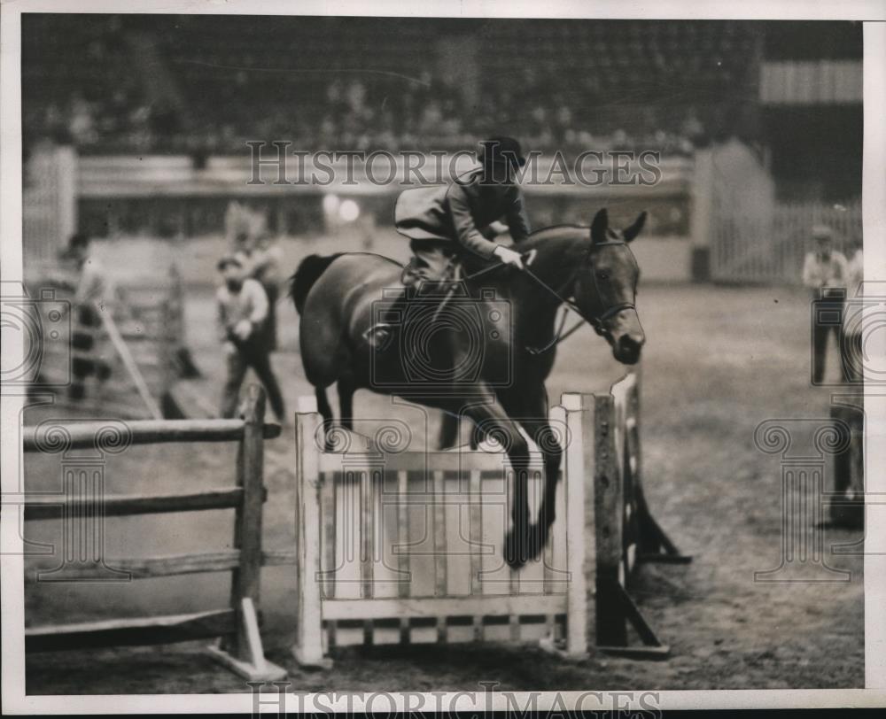 1938 Press Photo Mrs. Charles B. Lyman Jumping with Maui Girl - Historic Images