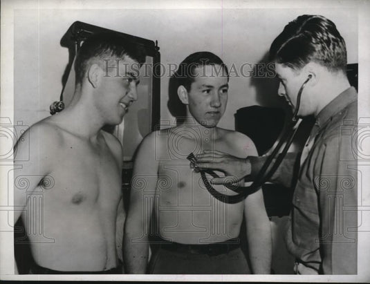 1945 Press Photo Earl D. Stritenberger & Joseph M. Aills Examined by R.T Aillis - Historic Images