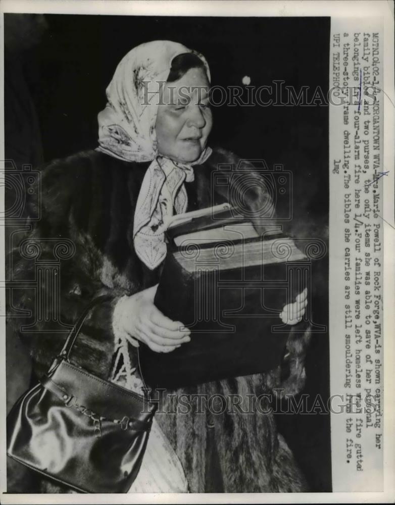 1960 Press Photo Mrs. Marie Powell carrying her family Bibles - Historic Images