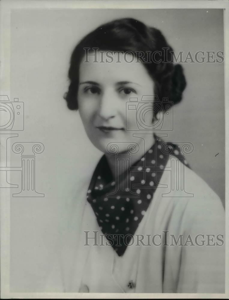 1935 Press Photo Miss Margaret Uhl is wearing her scarf - nee22359 - Historic Images