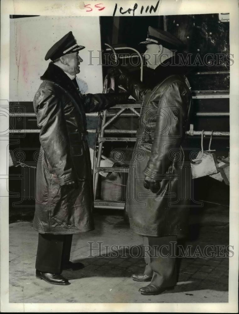 1942 Press Photo Commander Walter Zimmerman With Commander Fred Sachse - Historic Images