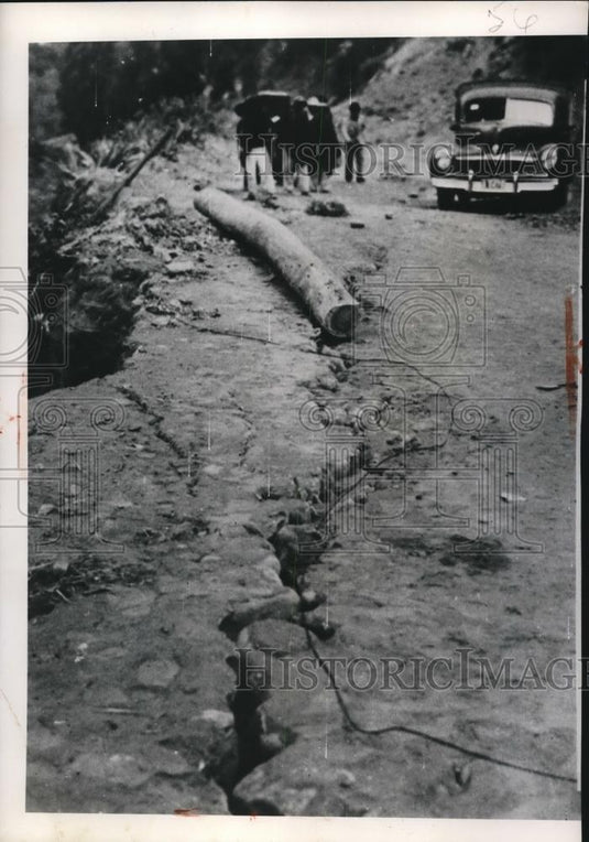 1949 Press Photo The street cracks around Ambato - Historic Images
