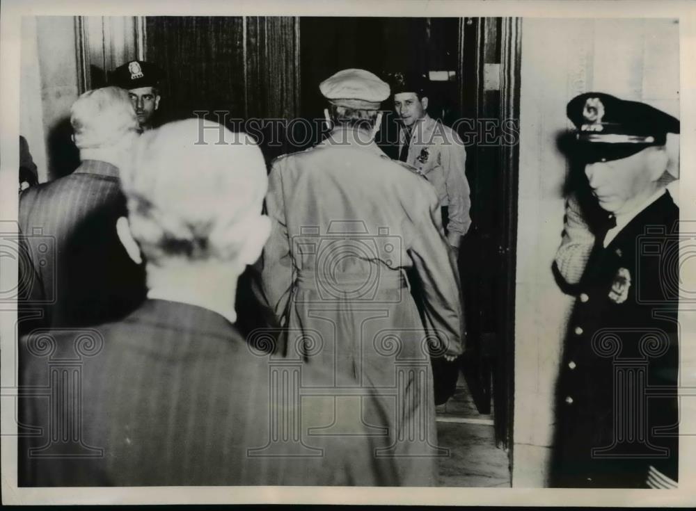 1951 Press Photo General Douglas MacArthur Enters Senate Caucus Room - Historic Images