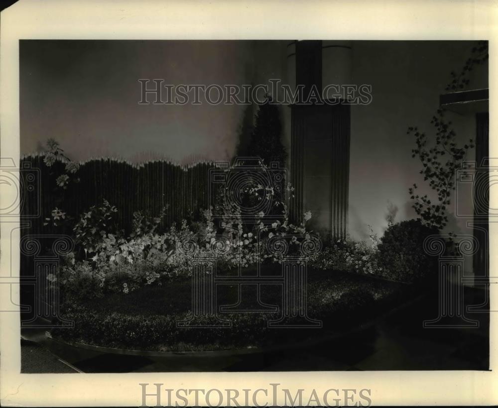 1934 Press Photo Garden Lighting at Entrance to All-Electrical Home at GE in OH - Historic Images