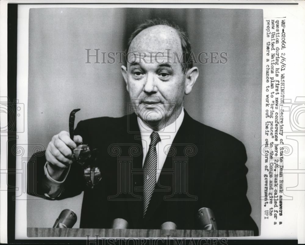 1961 Press Photo Dean Rusk answers questions at news Conf. in Washington - Historic Images