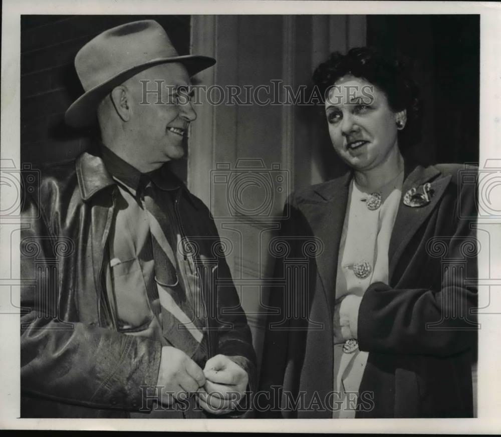 1946 Press Photo Mrs. Dorothy Worm seen with Deputy Sheriff Lester Round - Historic Images