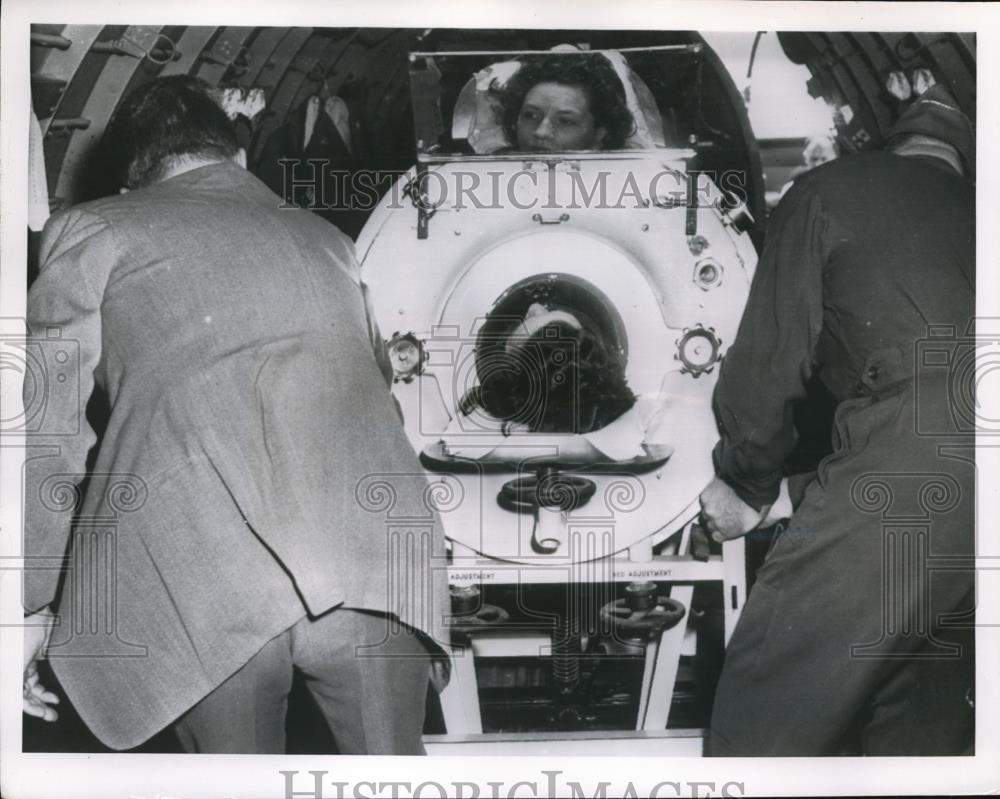 1954 Press Photo Irma Pizza & Iron Lung on National Guard Plane San Francisco - Historic Images