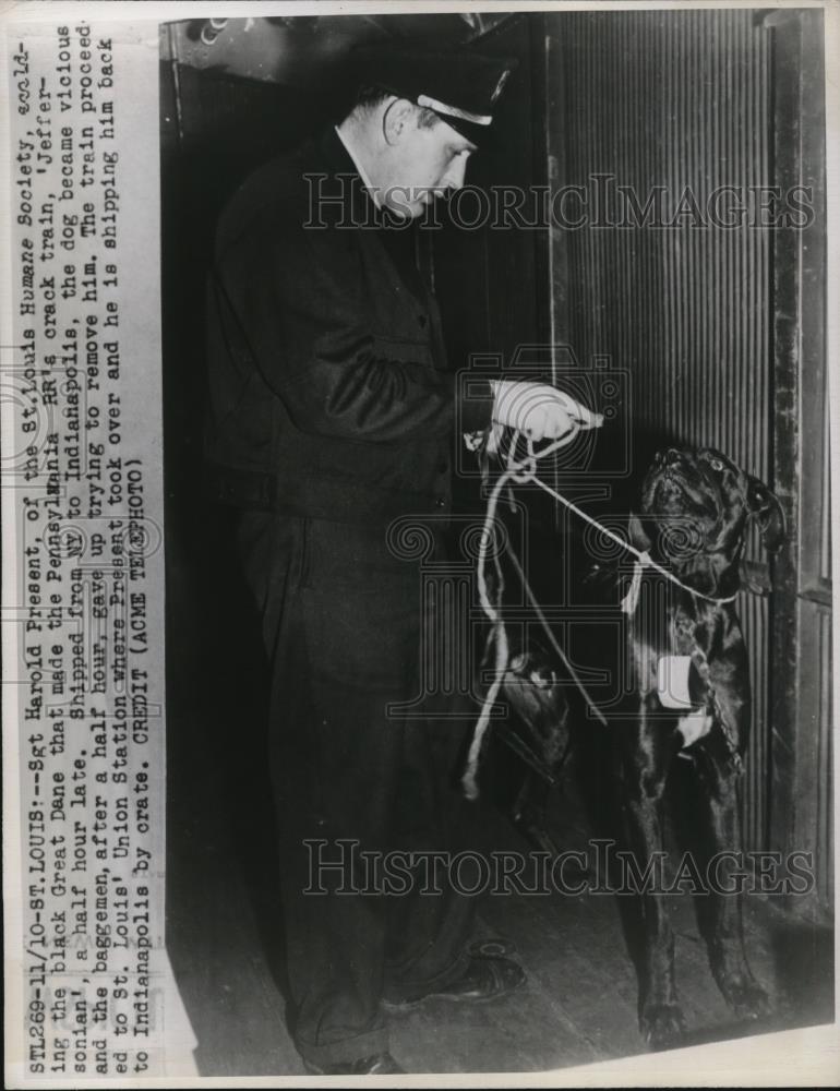 1947 Press Photo Sergeant Harold Present of the St. Louis Humane Society and dog - Historic Images