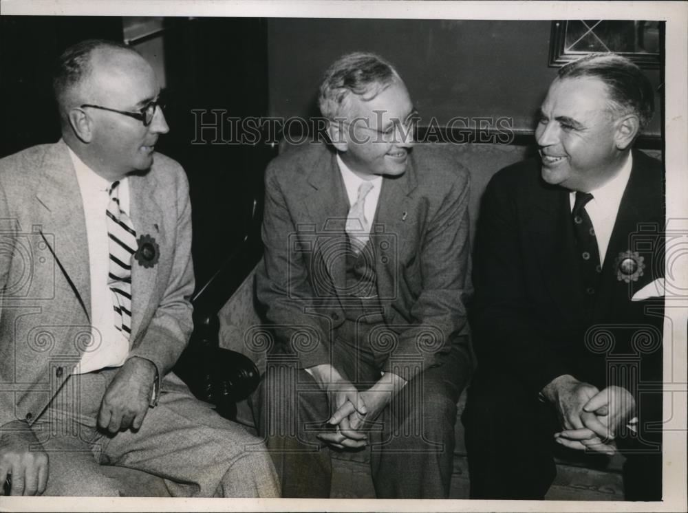 1936 Press Photo Ray L. Sauter, Charles Enos, and Alfred M. Landon aboard train - Historic Images