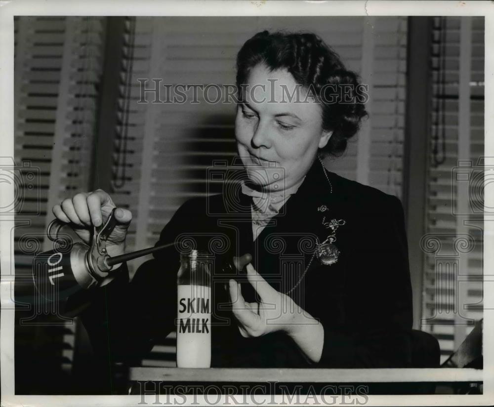 1953 Press Photo Icie Mae Pope Demonstrating How Skim Milk is Made - nee25815 - Historic Images