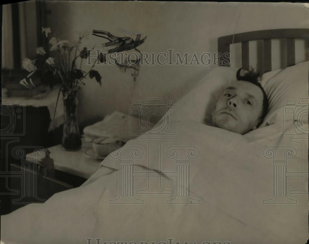 1933 Press Photo Corporal Percy Graves in Hospital Bed After Whiteway Arrest - Historic Images