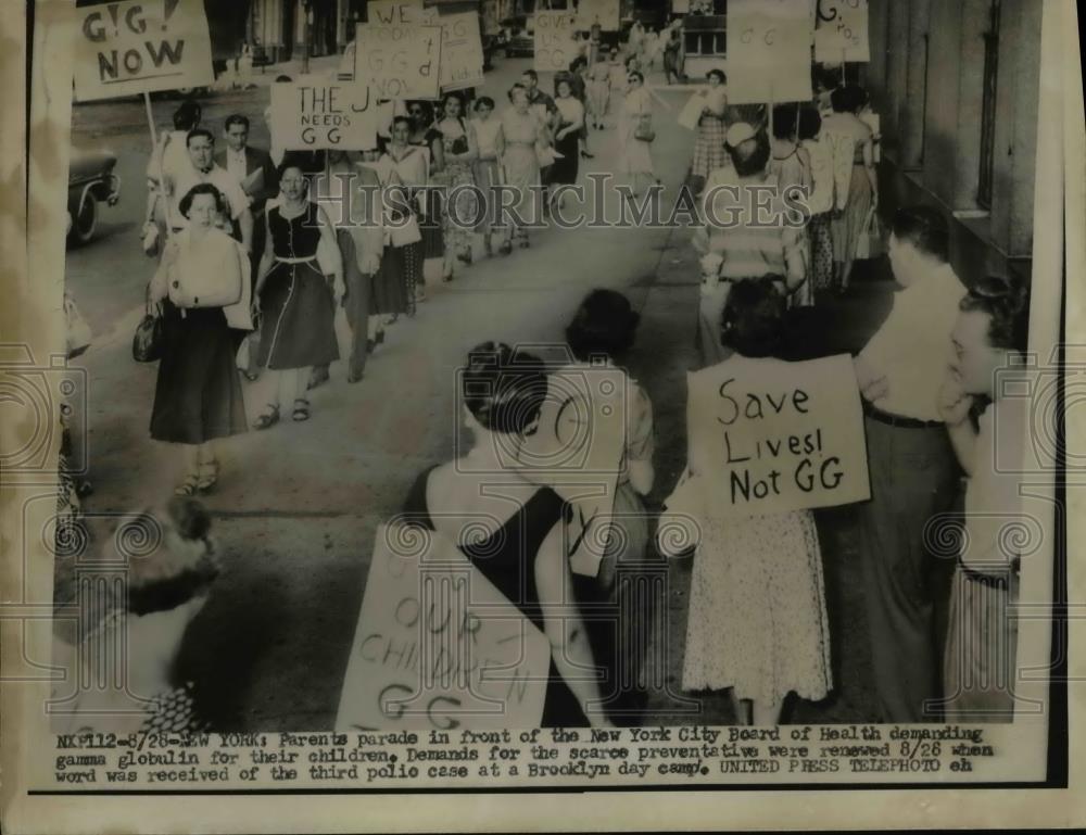 1953 Press Photo Parents Parade demanding gamma globulin for their children - Historic Images