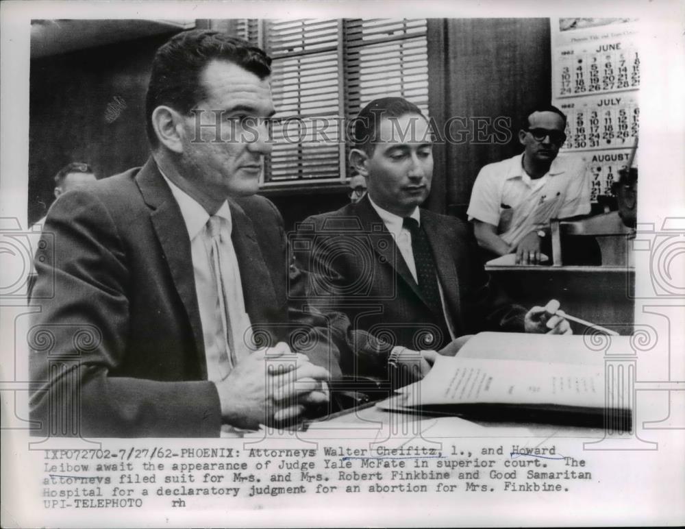 1962 Press Photo Walter Cheifitz and Howard Leibow await Judge Yale - nee26424 - Historic Images