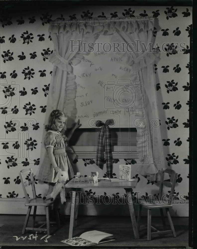 1947 Press Photo Curtains - nee25185 - Historic Images