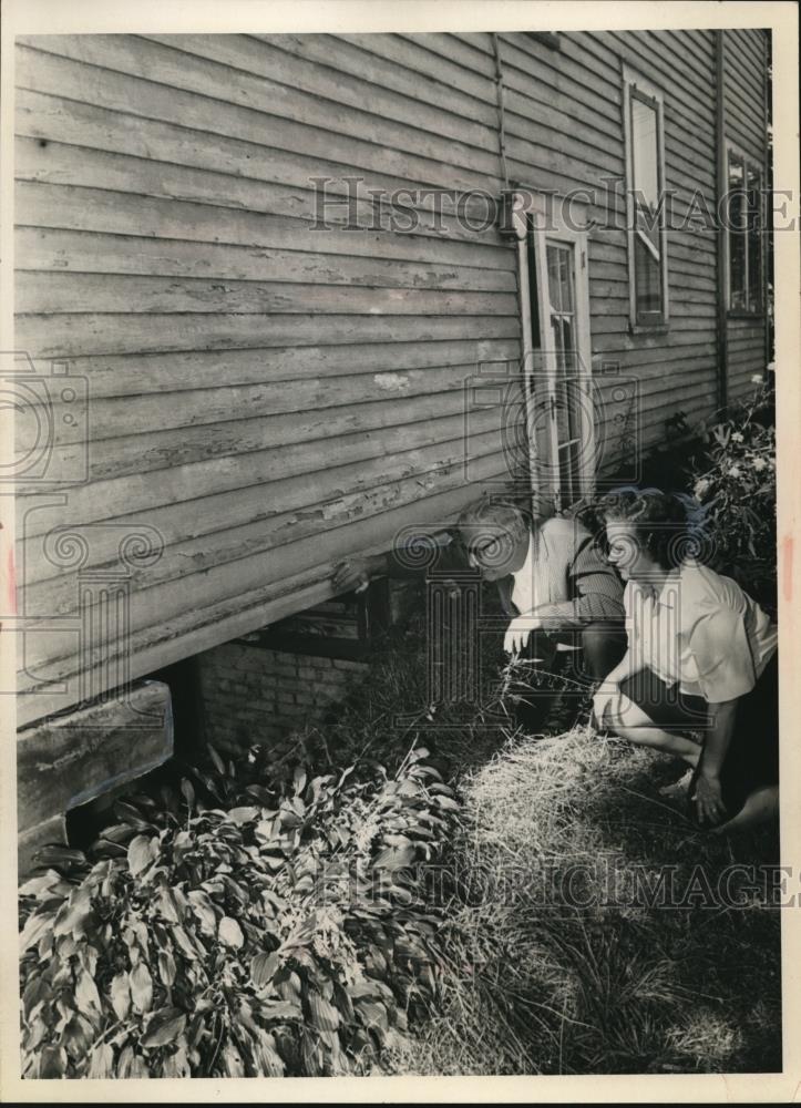 1967 Press Photo Eugene Peters and Mrs. Frank Krysiak at condemned house - Historic Images