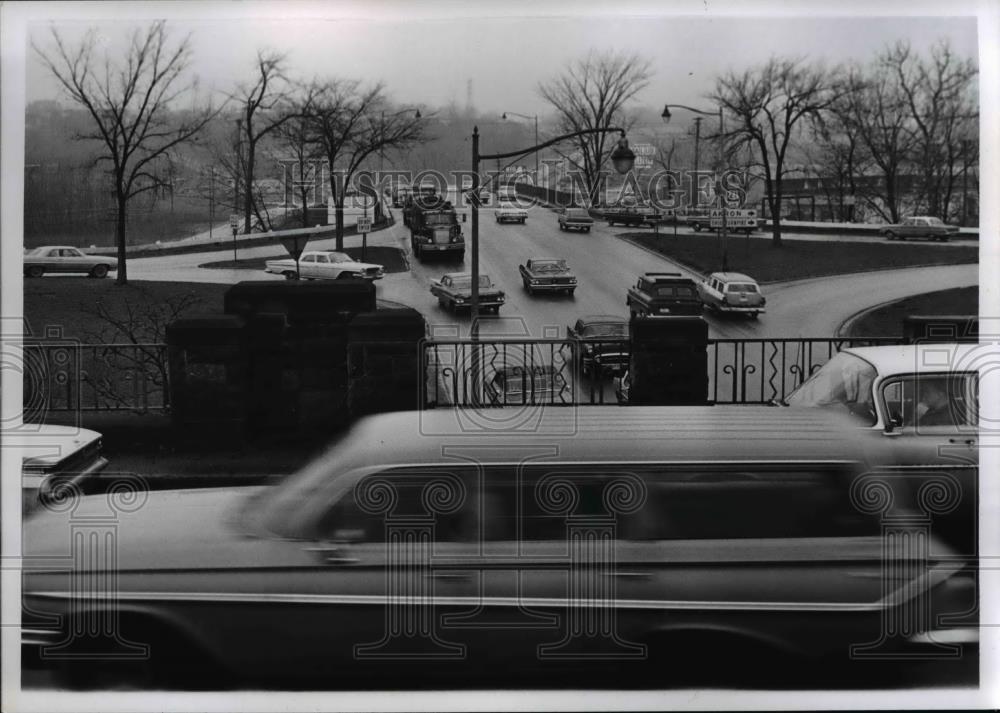 1966 Press Photo Cars in Traffic at Route 17, Route 21, Cleveland Ohio - Historic Images