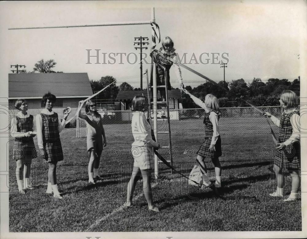 1968 Press Photo The Harog High School girls preparing for the big game - Historic Images