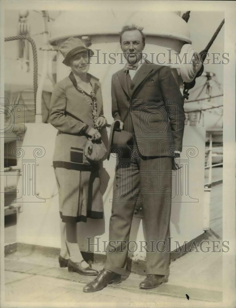 1930 Press Photo J young Hunter with wife on the S S Aquitania - Historic Images