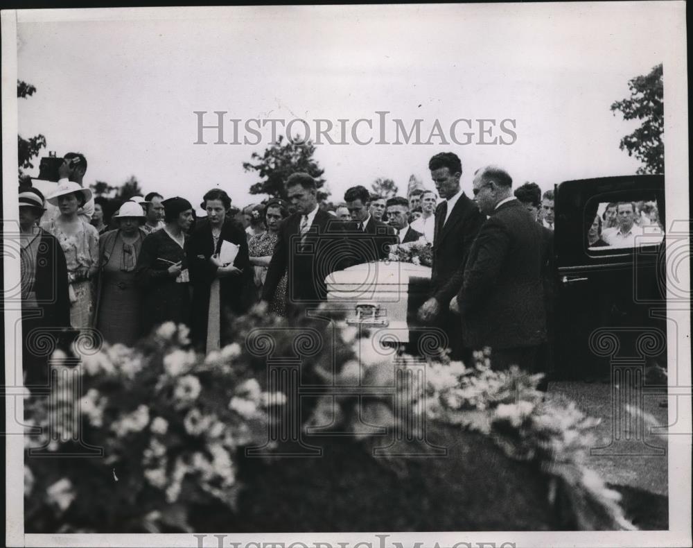 1935 Press Photo Dr. Walter J. Sauer Buried in Calvary Cemetary, Cleveland - Historic Images