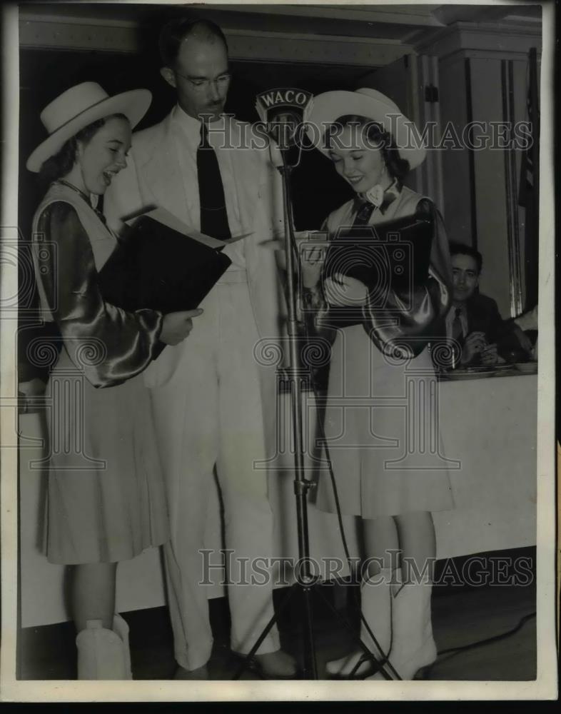 1939 Press Photo Jannette &amp; Annete Tucker received scholarship to Baylor Univ - Historic Images