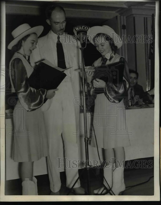1939 Press Photo Jannette & Annete Tucker received scholarship to Baylor Univ - Historic Images