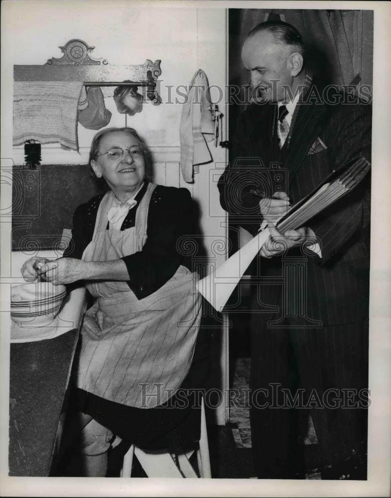 1950 Press Photo Mrs. Adolph H. Boehler with Census Taker John d. Sugoski - Historic Images