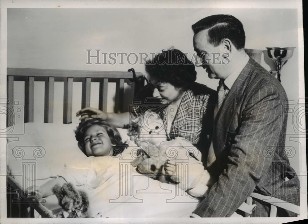 1949 Press Photo Mr and Mrs Kenneth Dawe with daughter Janice, Polio - nee27300 - Historic Images