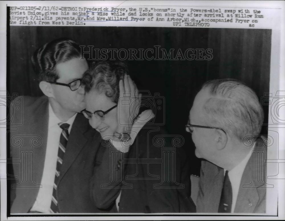 1962 Press Photo Frederick Pryor gives his mother a kiss upon arrival to airport - Historic Images