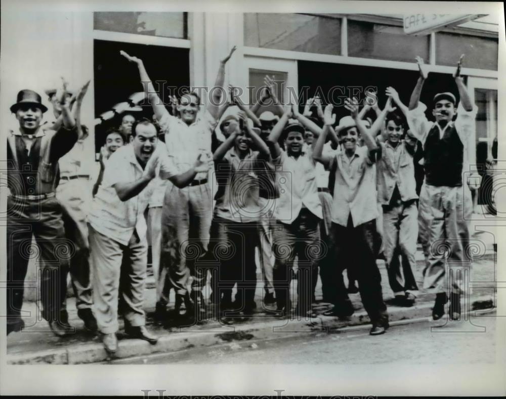 1961 Press Photo Dominicans Crowd El Conde Street in Support of Opposition Party - Historic Images