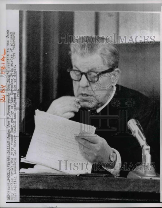 1964 Press Photo Judge Joe B. Brown read's Verdict - nee29541 - Historic Images