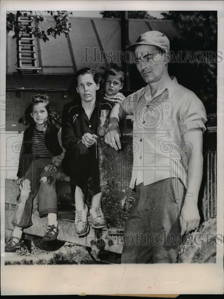 1949 Press Photo The Kenneth Coleman family, Mr. and Mrs. Coleman with kids - Historic Images