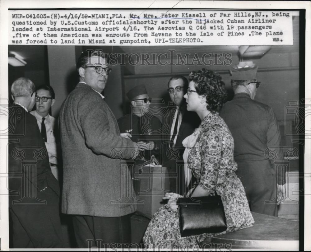 1959 Press Photo Mr and Mrs Peter Kissell questioned by U.S. customs, Miami, Fla - Historic Images